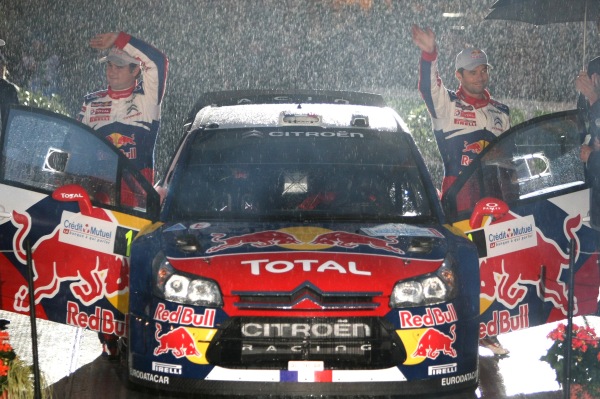 Sébastien Loeb (vpravo) v cíli Francouzské rallye.