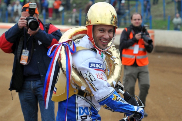 Dán Nicki Pedersen vyhrál pardubickou Zlatou přilbu. Dán Nicki Pedersen vyhrál pardubickou Zlatou přilbu.