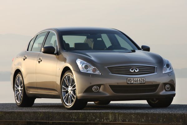 Nenápadný, ale nadčasově elegantní exteriér Infiniti G37S.
