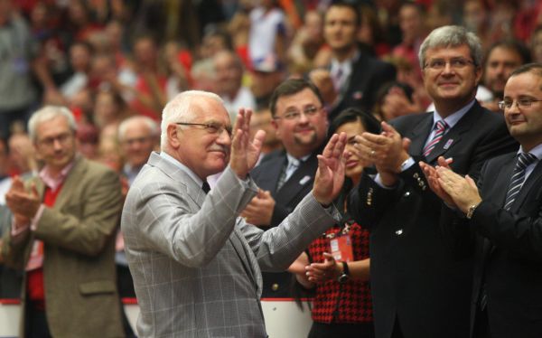 Václav Klaus byl přivítán bouřlivým potleskem. 