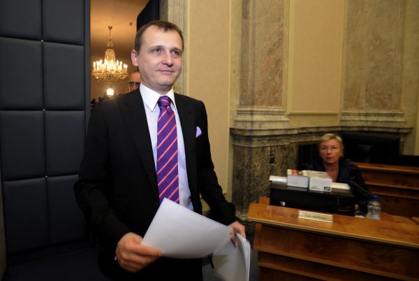 Ministr dopravy uvedl, že česká vláda nabídne slevu na mýtném pro ekologické vozy. 