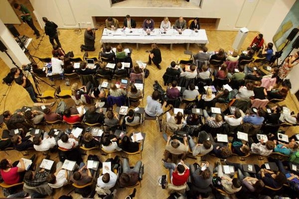 Na diskusi přišlo přes sto studentů středních škol.