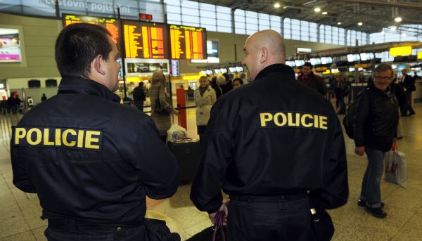 Na pražském letišti byly kvůli varování před útoky teroristické sítě al-Kajda v Evropě posíleny policejní hlídky.
