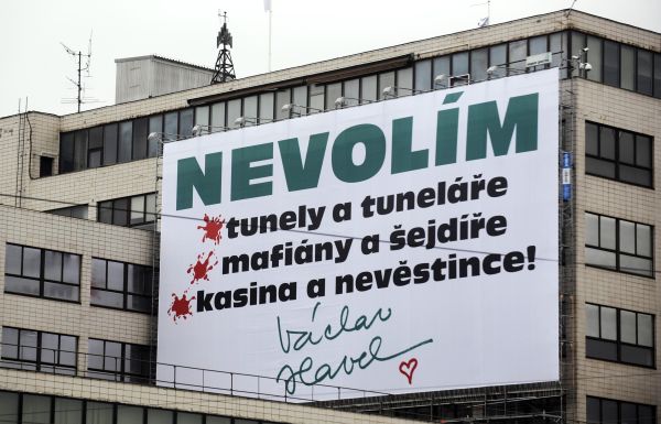 Bývalý prezident Václav Havel na billboardu oznámil, koho nehodlá v říjnu volit.