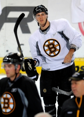 David Krejčí (v bílém) při tréninku Bostonu v Praze.