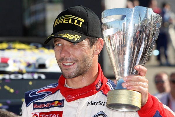 Sébastien Loeb s pohárem pro vítěze Francouzské rallye.