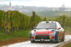 Sébastien Loeb projíždí vinicemi v rodném Alsasku.