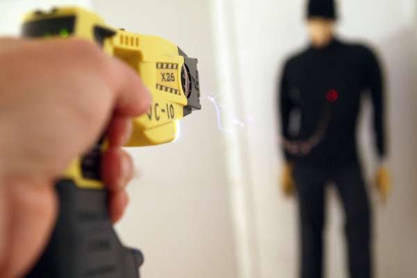 Tasery dokážou zabít. Přesto je používá policie mnoha států světa.