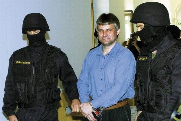 Jiří Kajínek je přiváděn eskortou při minulém pokusu o soudní obnovu procesu