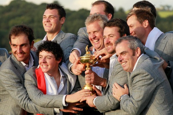 Colin Montgomerie uprostřed svého vítězného týmu.