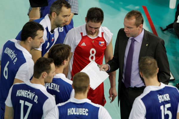 Kouč Jan Svoboda udílí českým reprezentantům pokyny. Kouč Jan Svoboda udílí českým reprezentantům pokyny.