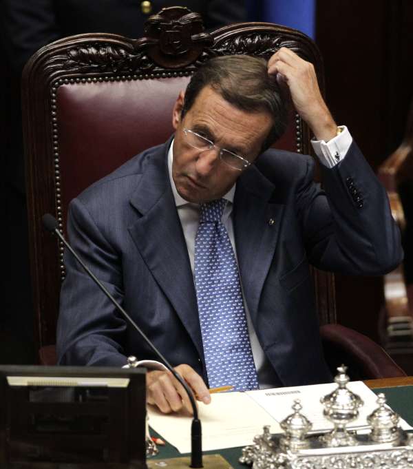 Fini. Z profašisty přítelem Berlusconiho a nyní se k němu obrací zády. 