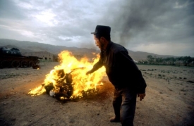 Afghánský voják pálí zabavené opium. Praxe spíše výjimečná.