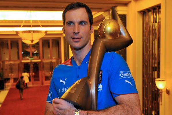 Petr Čech s trofejí.