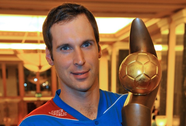 Petr Čech s trofejí.