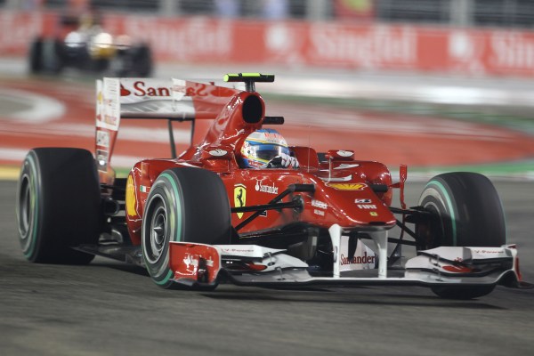 Fernando Alonso v monopostu ferrari.