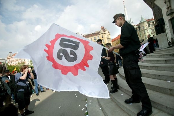Příznivec Tomáše Vandase ještě se starou vlajkou Dělnické strany. Příznivec Tomáše Vandase ještě se starou vlajkou Dělnické strany.