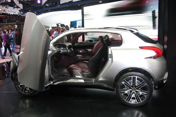 Šikovné otevírání dveří vymysleli konstruktéři pro koncept městského vozu Peugeot HR1.