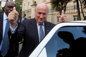 Sepp Blatter konečně změnil názor. Fotbal jedná o změnách.