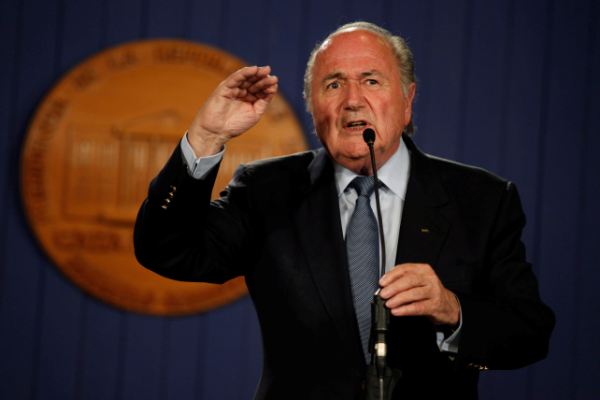 Sepp Blatter konečně změnil názor. Fotbal jedná o změnách.
