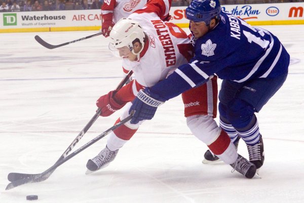 Tomáš Kaberle (v modrém) v přípravě na NHL.