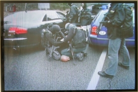 Zatčení Jaroslava Starky na benzinové pumpě v roce 2006.