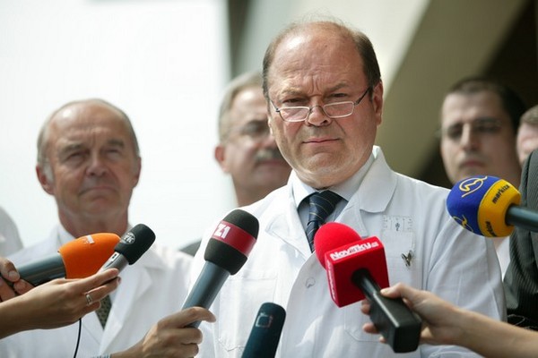 Ortopedi Pavel Dungl (v popředí) a Antonín Sosna (vlevo) po operaci Václava Klause.