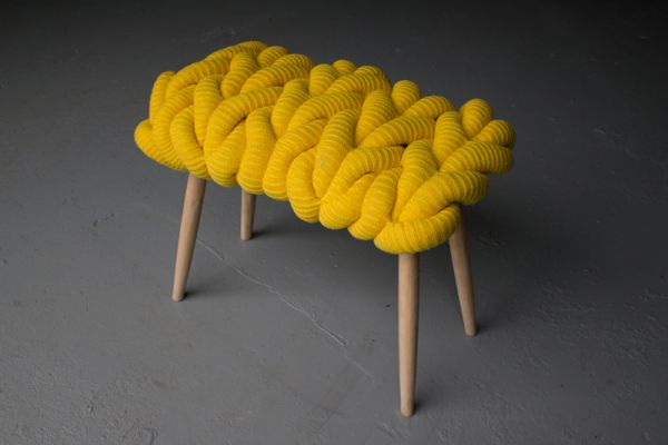 Pletená vlna frčí i v nábytkovém designu.