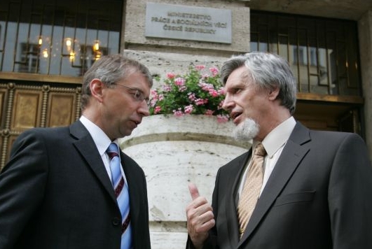 Ministr práce a sociálních věcí Jaromír Drábek (vlevo) se svým náměstkem Petrem Šimerkou.