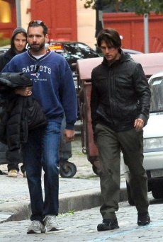 Tom Cruise (v černé bundě).