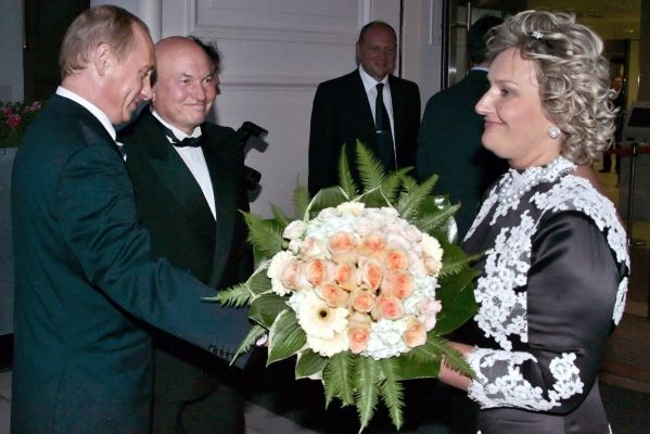 Jelena Baturinová měla slušné zakázky, dokud prezident Medveděv neodstranil jejího muže z radnice.