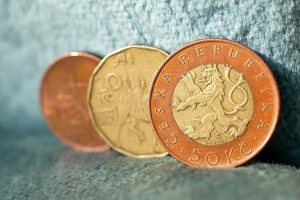 Od dubna přestanou platit padesátikorunové bankovky, které zcela nahradí mince.