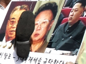 Bota nespokojeného Korejce ze severu zasáhla dynastický triptych. Ovšem pouze v jihokorejském Soulu.
