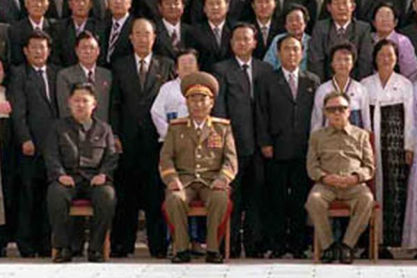 Vpravo současný vůdce, Kim Čong-il, vlevo jeho syn Kim Čong-un.