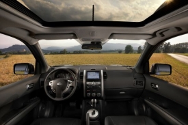 V interiéru má současná verze Nissanu X-trail kvalitnější materiály.