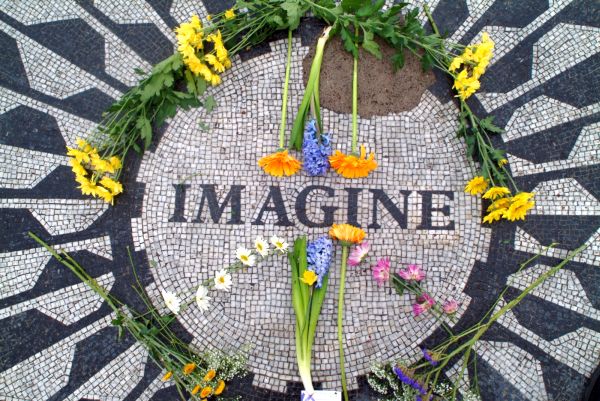 Mozaika, kterou věnovala městu New York vdova po Lennonovi Yoko Ono. 