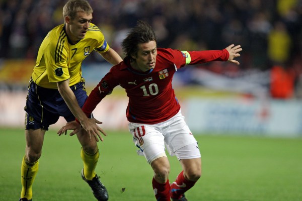 Tomáš Rosický (v červeném) dovedl reprezentaci k důležité výhře.