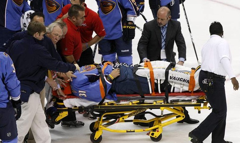 Ondřej Pavelec zkolaboval v úvodním utkání NHL.