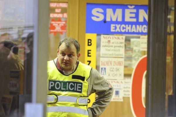 Policista prohlíží směnárnu, kde došlo k incidentu. 