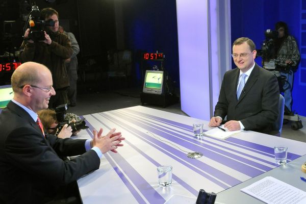 Představitelé vládní koalice a opozice, předseda ODS Petr Nečas (vpravo) a šéf ČSSD Bohuslav Sobotka, se dnes setkali v pořadu Partie na televizi Prima.