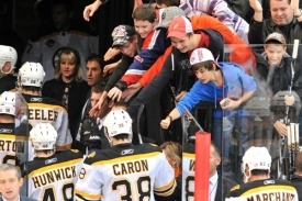 Fanoušci si tentokrát NHL v Praze užívali a hráčům to dávali najevo.