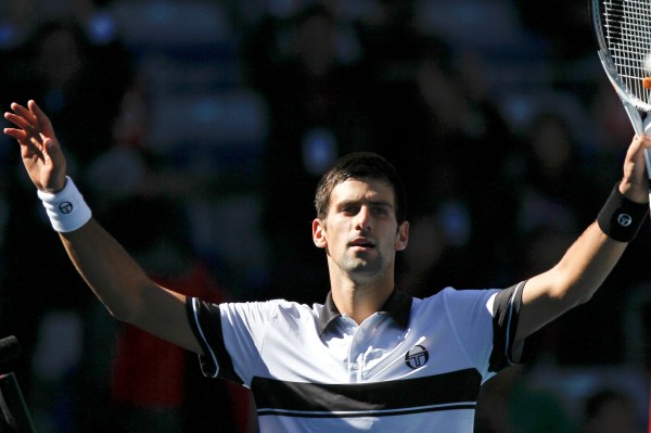 Novak Djokovič se raduje z turnajového vítězství v Pekingu.