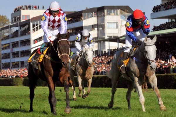 Sporný doběh Velké pardubické. Vlevo Josef Váňa s Tiumenem, vpravo Marek Stromský s Amantem Grisem.
