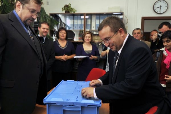Ministr Dobeš (vpravo) oficiálně zahájil generální zkoušku státních maturit.