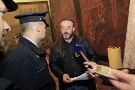 Bufka se za páteční postup pražských galeristů omluvil.