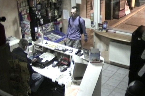 Muž, který v pátek přepadl pumpu na kolečkových bruslích.