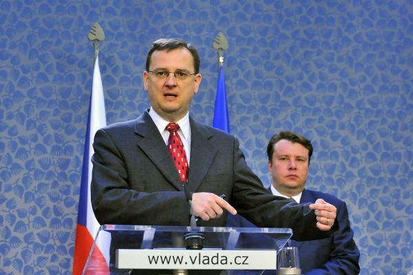 Premiér Petr Nečas (vlevo) odmítá Kalouskovo řešení.