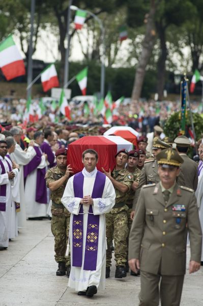 Pohřeb padlých vojáků vysílala italská televize v přímém přenosu.
