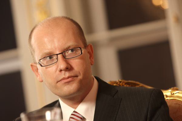 Šéf sociální demokracie Bohuslav Sobotka vyzval pražské zastupitele za ČSSD, aby poskytli odměny na veřejně prospěšné účely. 