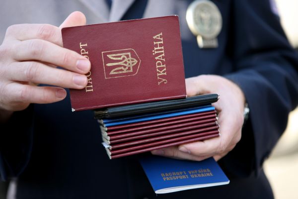 Úředníci kontrolovali pasy a povolení k pobytu a k práci zaměstnancům továren na Berounsku.